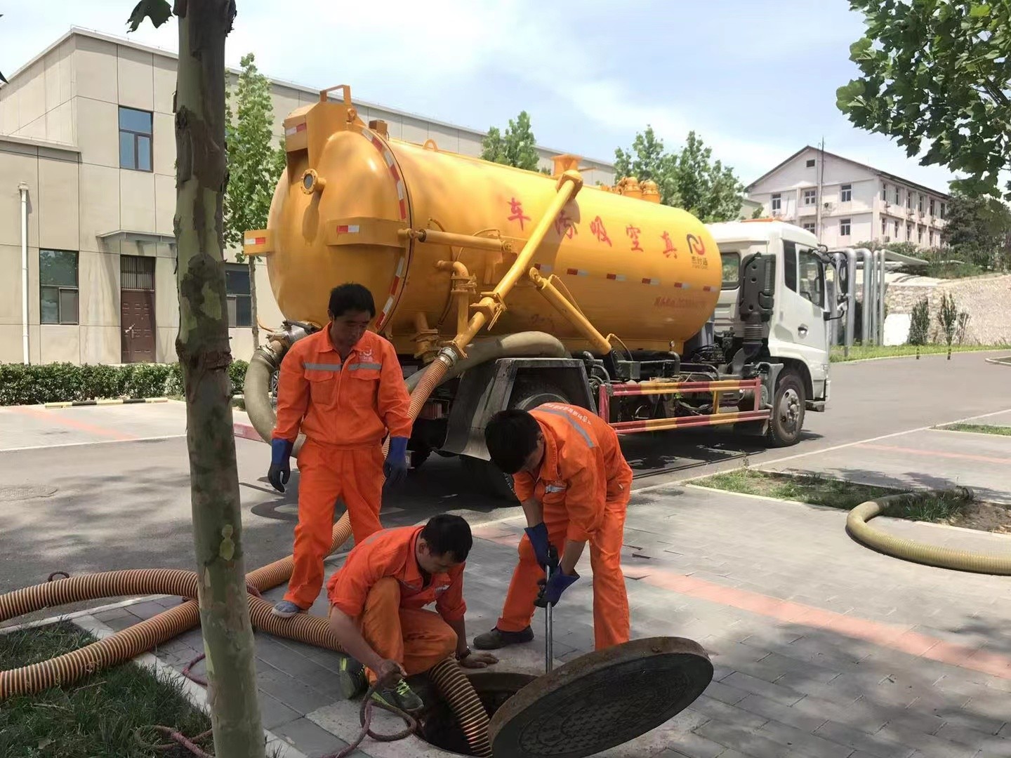 细水乡管道疏通车停在窨井附近