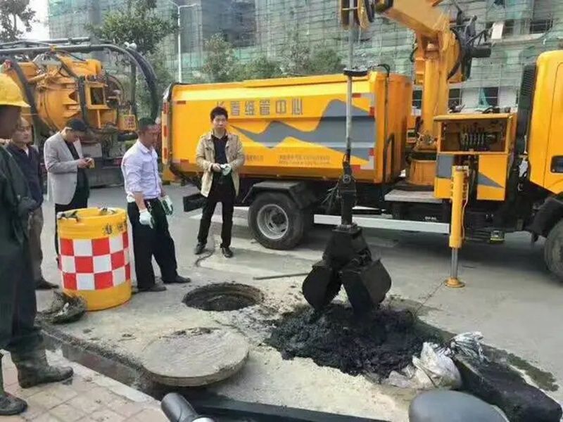 细水乡街道：网格员化身“清道夫”，为民解忧疏通“堵心”化粪池