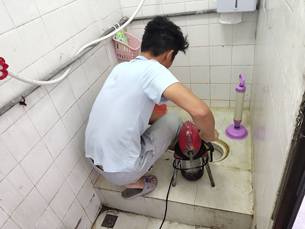 细水乡肥皂掉到马桶里把马桶堵住了怎么办？马桶堵住了怎么办