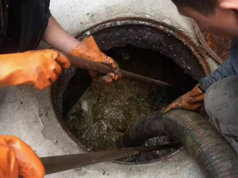 细水乡清理化粪池时如何避免沼气的危害？